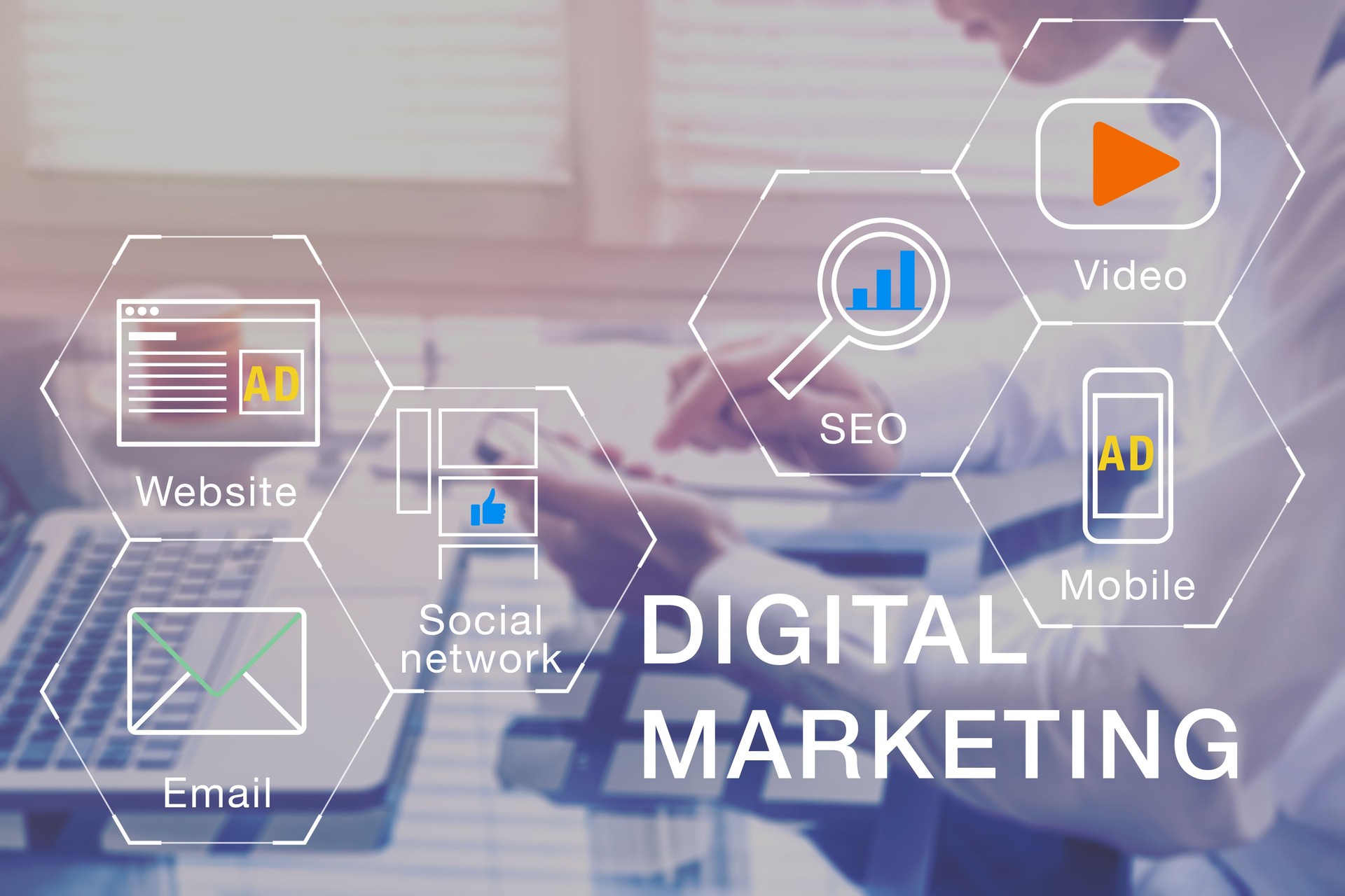Gerente de Marketing Digital, trabalhando em social media network, site internet, móvel e e-mail campanha de comunicação do anúncio com SEO e pay-per-Clique retorno na estratégia de investimento